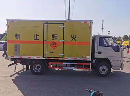 黄岛爆破器材运输车技术升级与安全合规新趋势